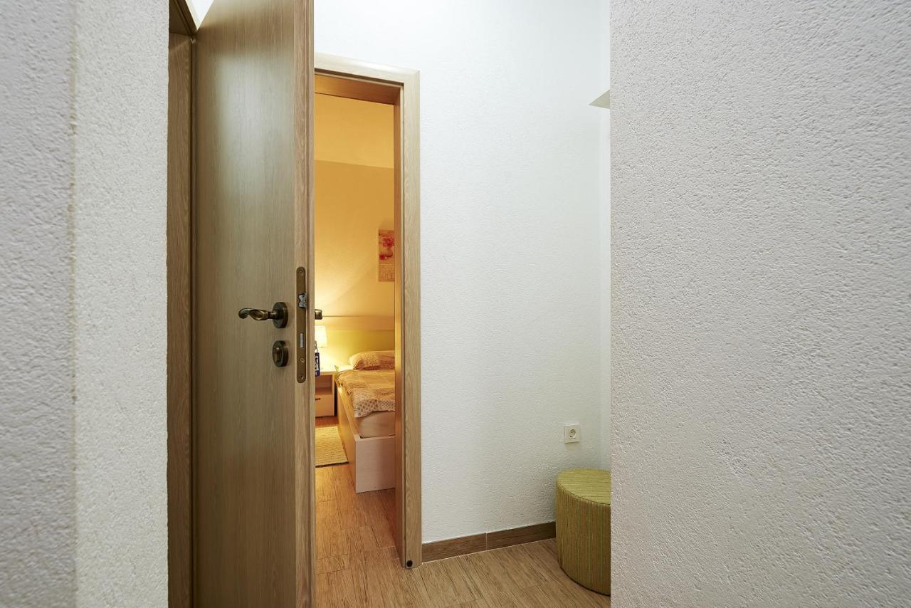 Apartments With A Parking Space Mavarstica, Ciovo - 17803 特罗吉尔 外观 照片